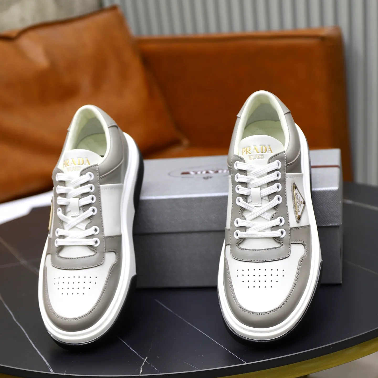 Factory price: 720💰Top original order Brand: PRADA (Prada) Standard code: Men's size 38/44 (45 can be customized) Grade: Same as the official website Material: Original cowhide stitching imported cowhide lining Original combination two-color wear-resistant soft outsole Style category: Leisure and sports version Young fashion European and American trend British style Color: Actual picture color